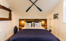 The Lighthouse Penthouse, Studio And Holiday Home